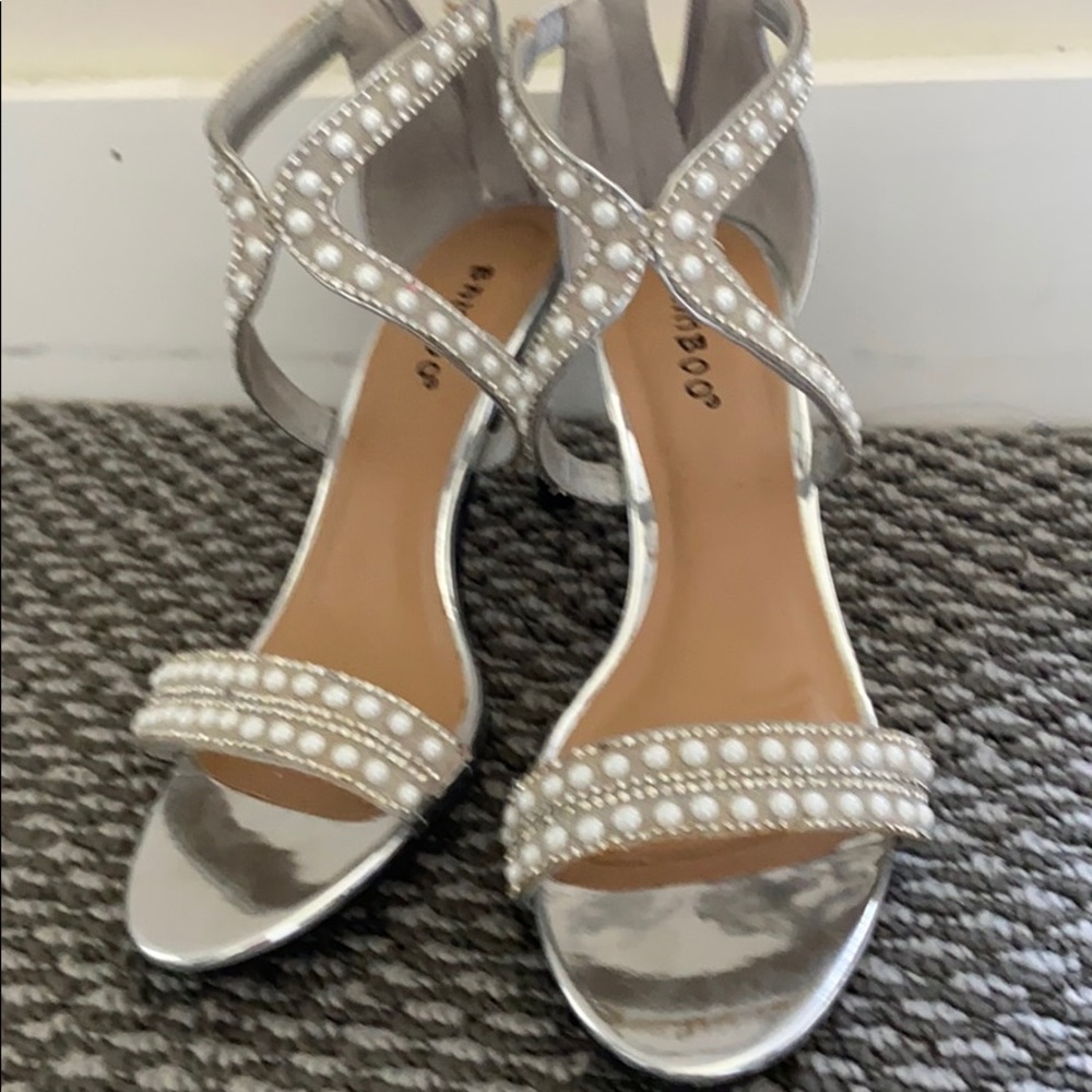 Never worn beautiful pear shoes